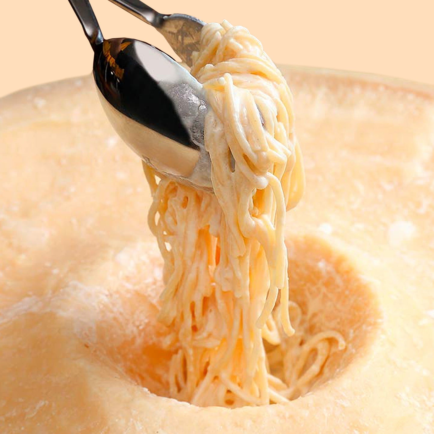 Nudeln aus dem Parmesanlaib